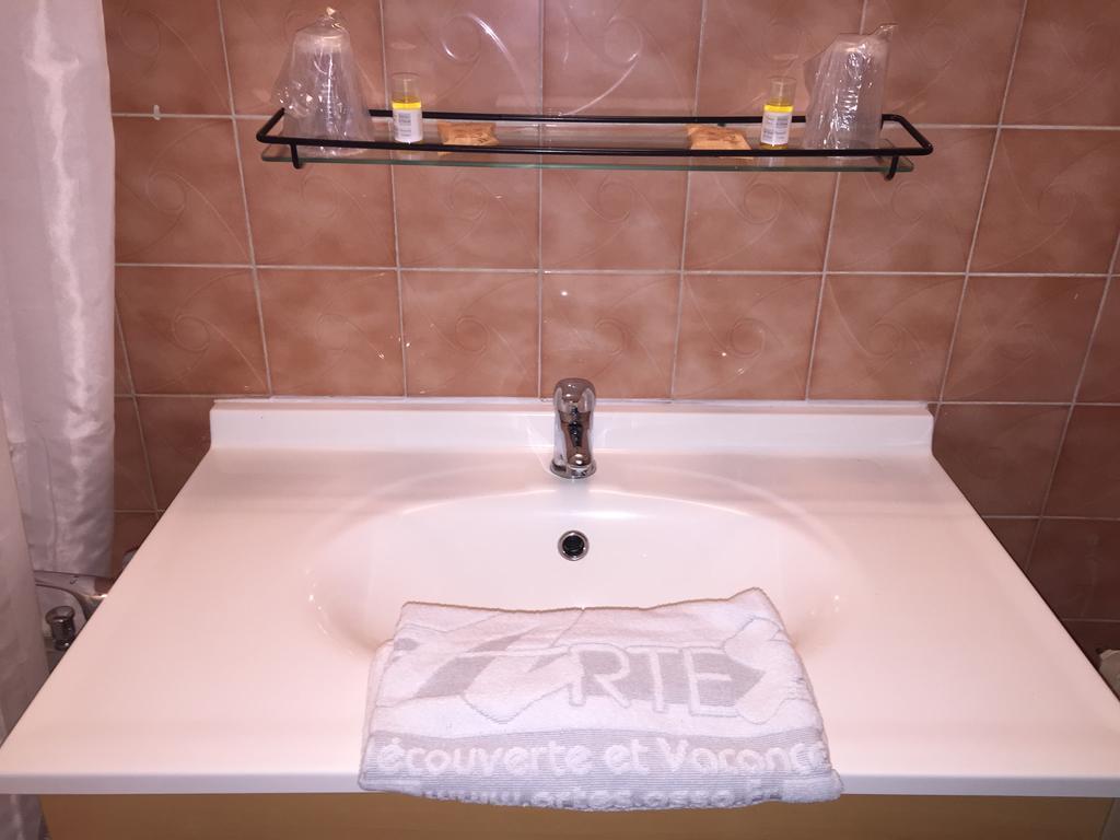 Hotel Les Combelles Chatel Luaran gambar