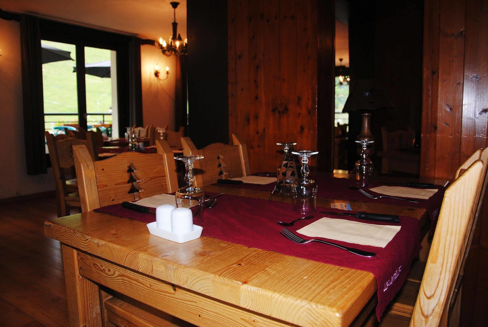 Hotel Les Combelles Chatel Luaran gambar