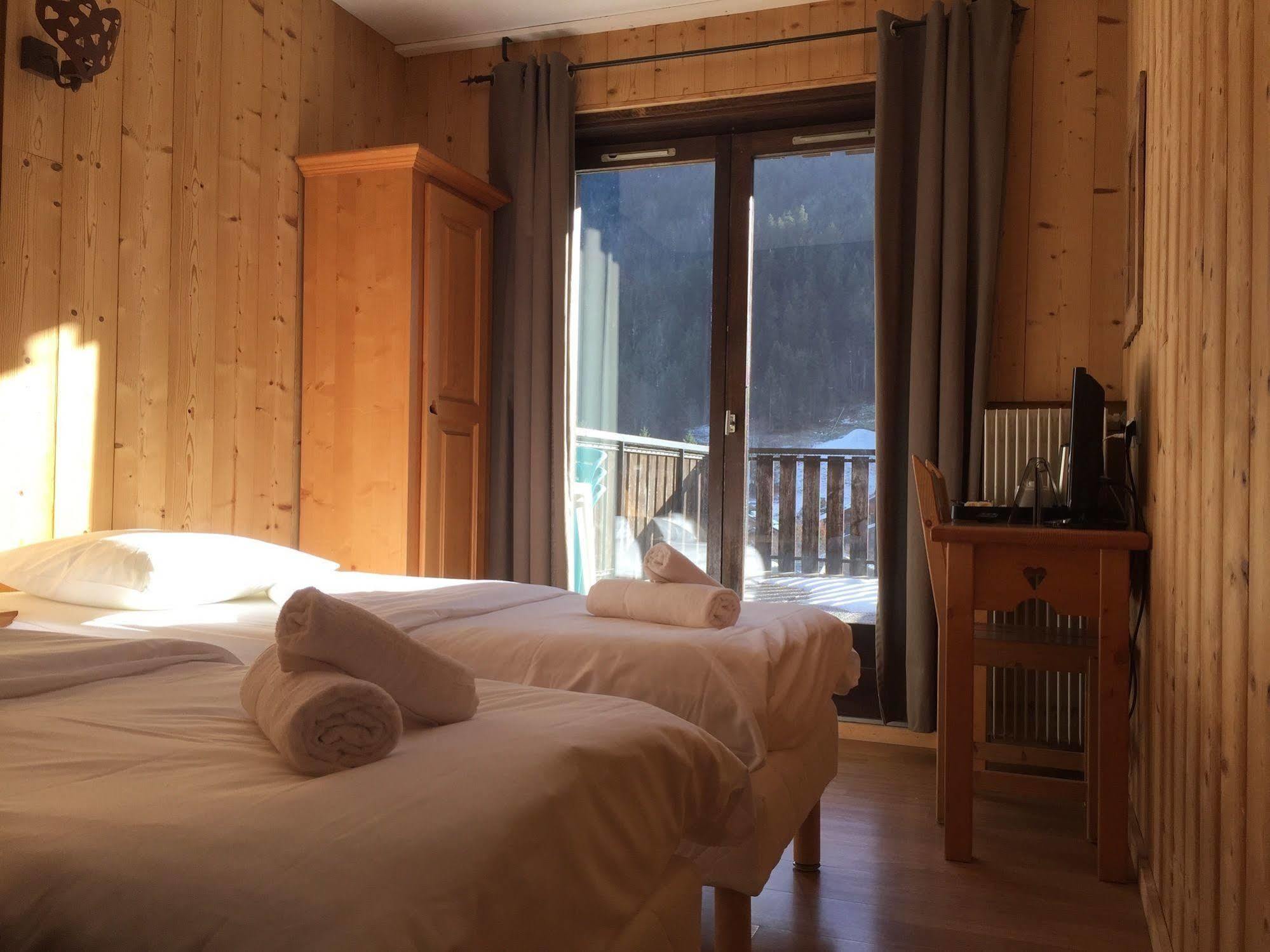 Hotel Les Combelles Chatel Luaran gambar